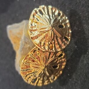 Vintage goldtone sand dollar earrings.